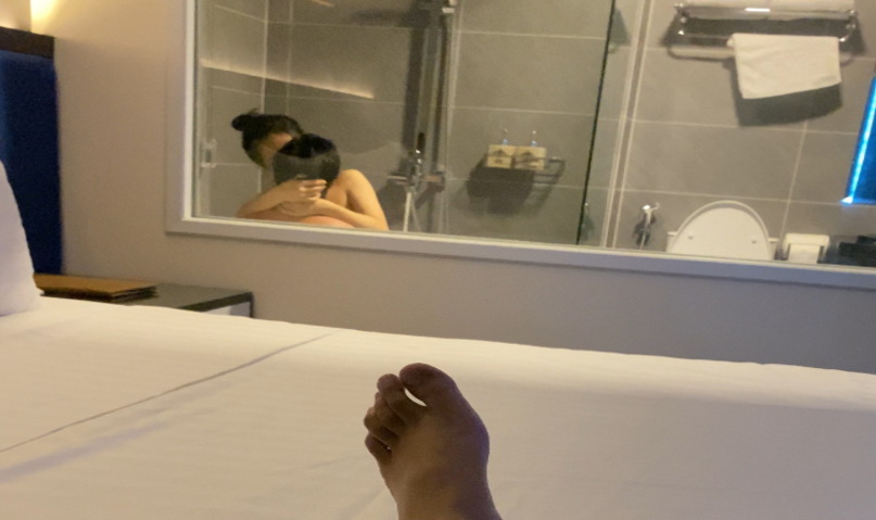 Đưa vợ đi đến nhà thằng bạn thân ngày xưa của nó