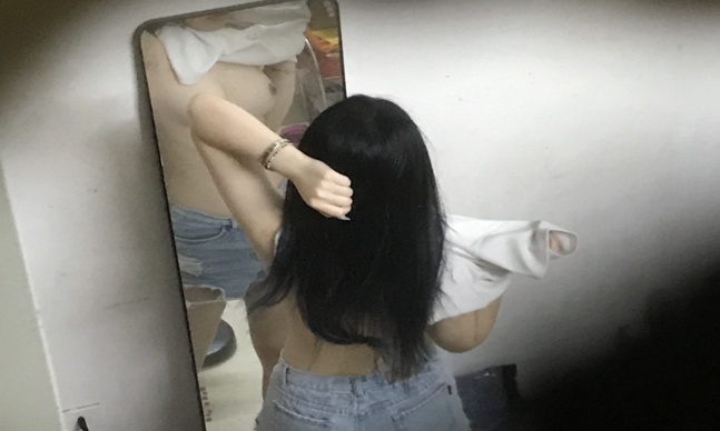 Em sinh viên đang thoa kem vùng kín mà nhạy cảm quá hay sao thấy tay xoa lồn thủ dâm luôn